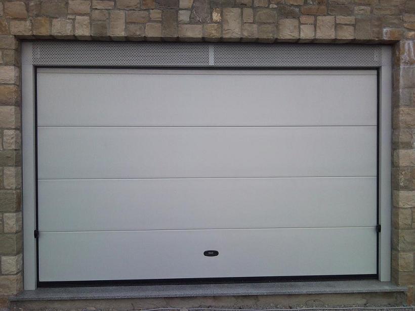 Installazione porte per garage in metallo Portoni basculanti in metallo